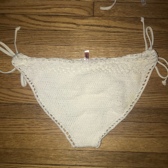 Pure white crocheted bikini. From Arden’s paid 35.00$. Small top, medium bottom - Picture 6 of 6